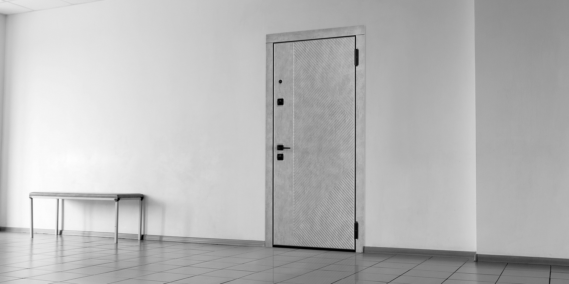 Лаконичная входная дверь с черной фурнитурой