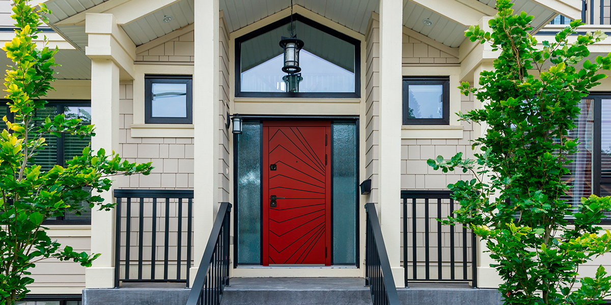 Красная входная дверь с эффектной фрезеровкой