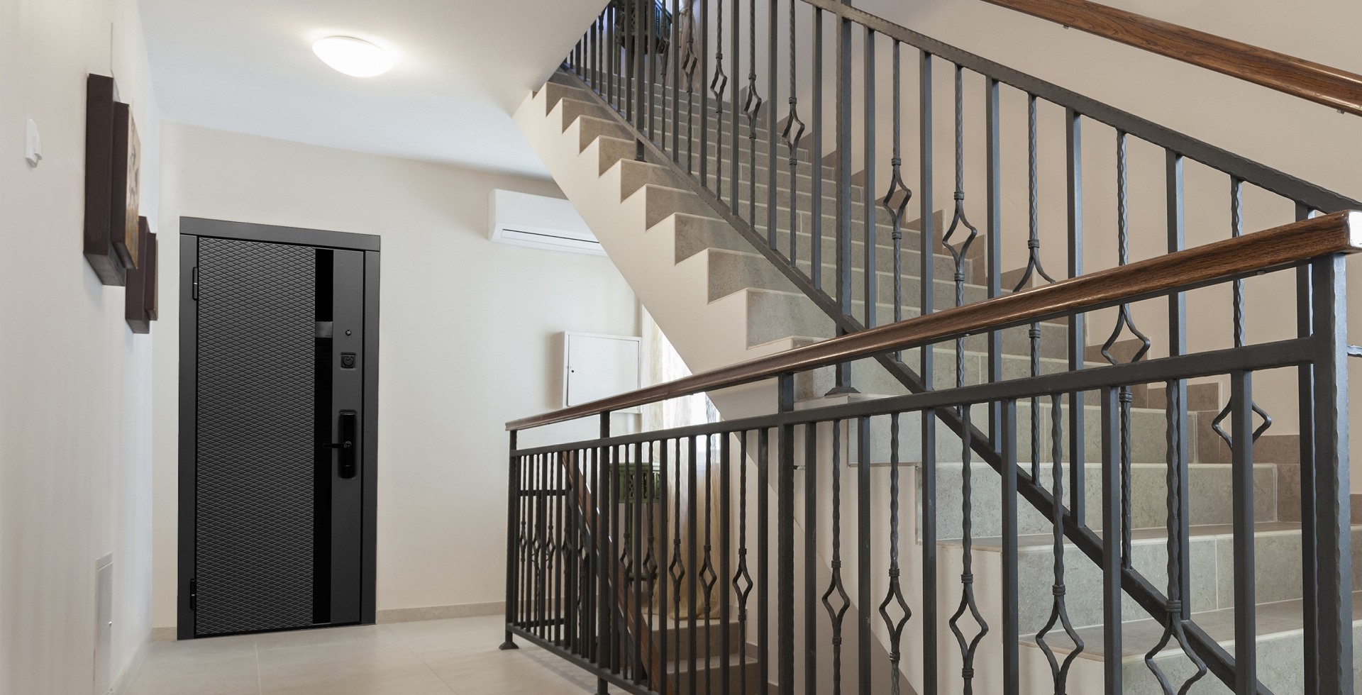 Темно-серая входная дверь