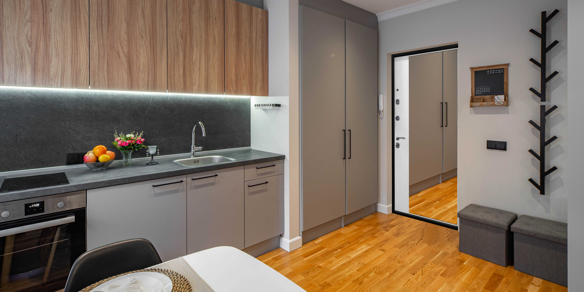 Входная дверь с зеркалом внутри