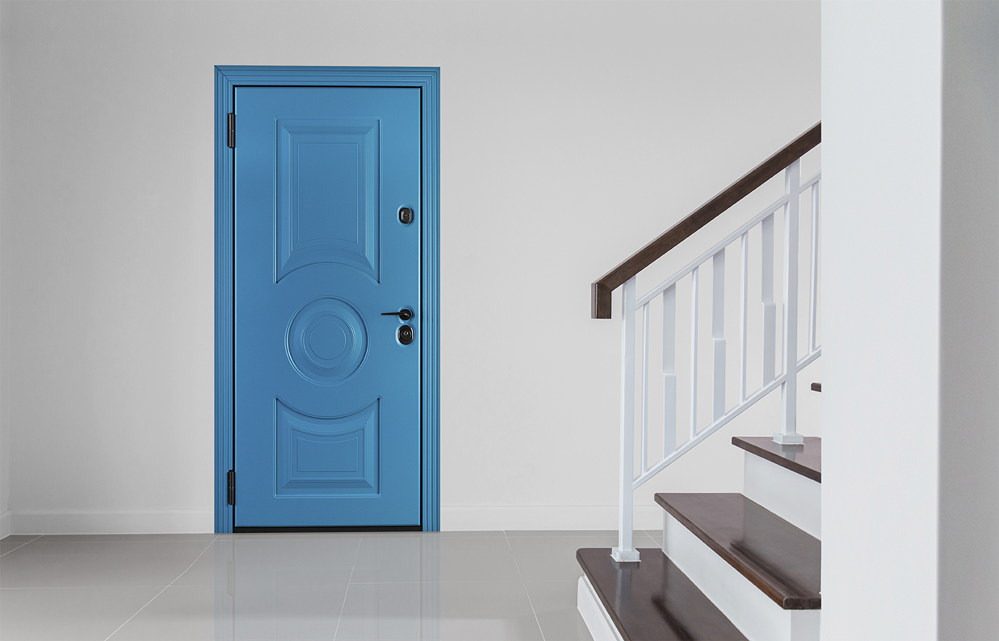 Входная дверь с классическими фрезеровками