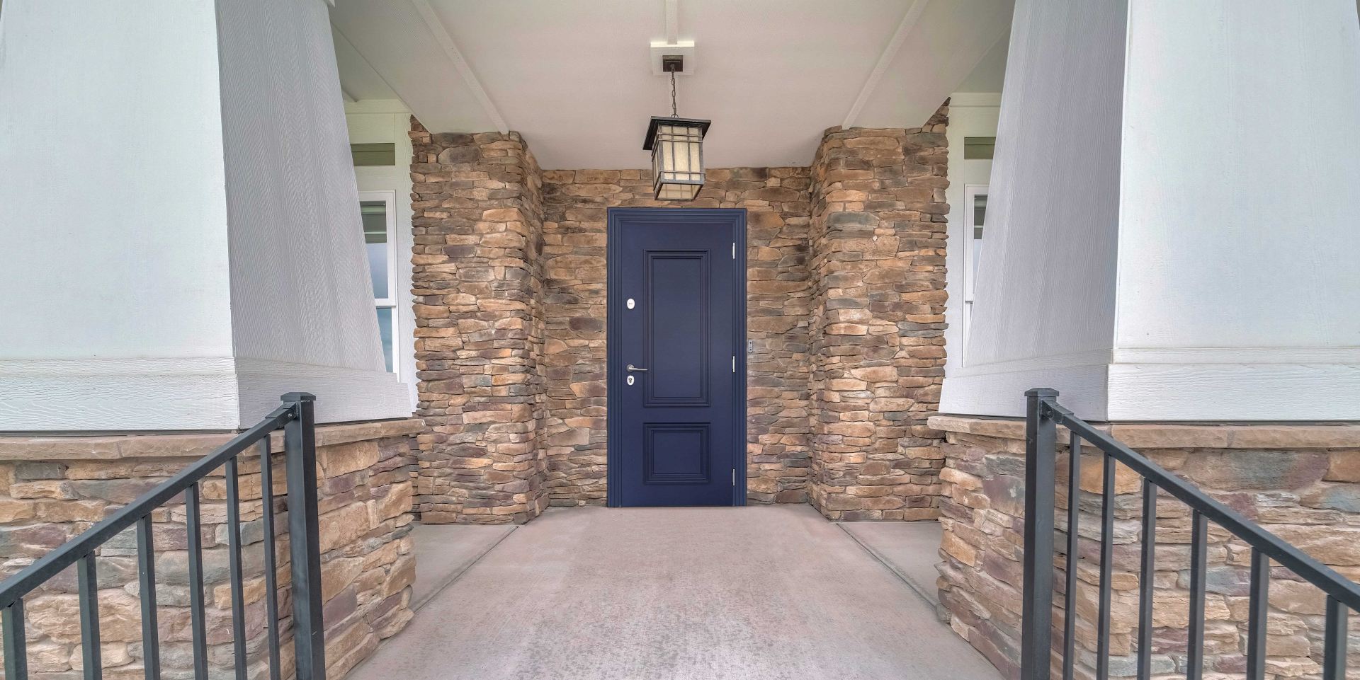 Дверь сапфирового цвета в дом