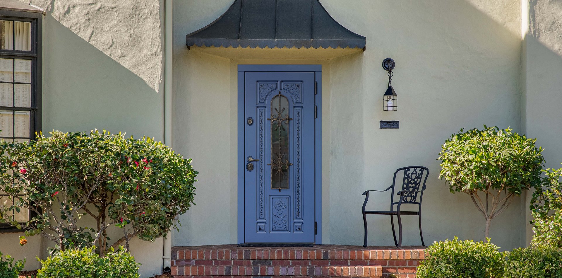 Входная дверь с ковкой