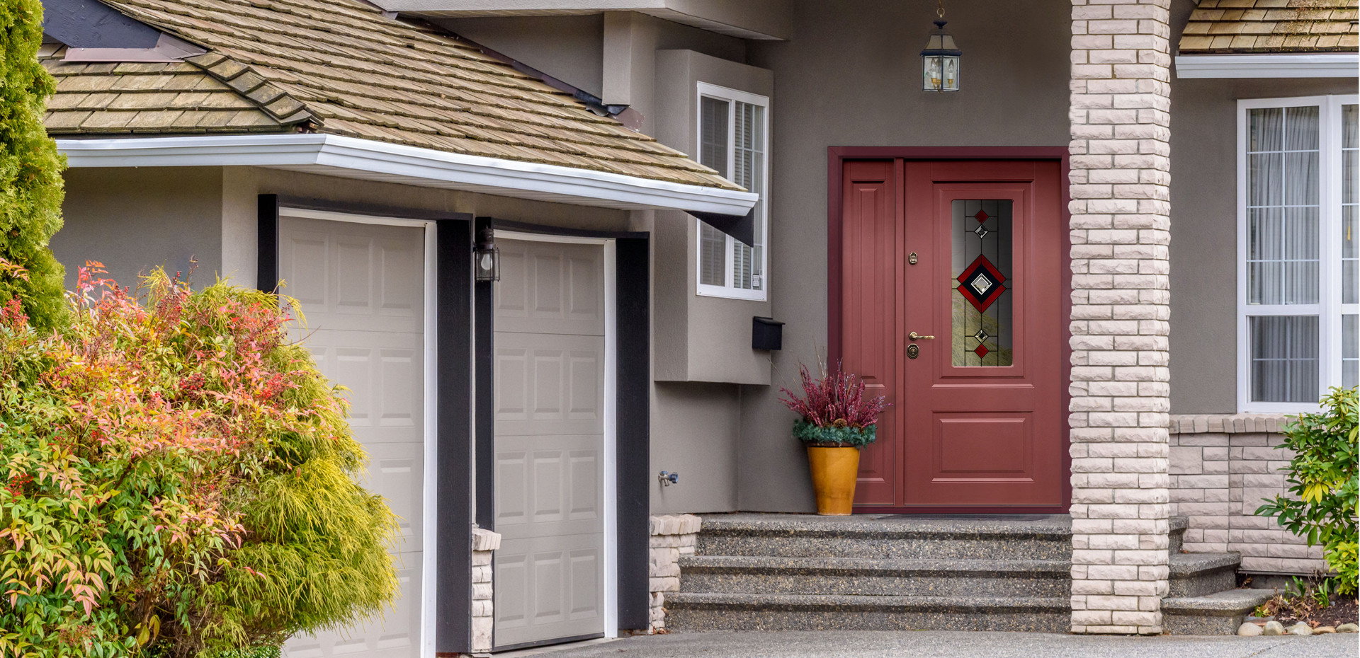 Гранатовая входная дверь в дом для широкого проема