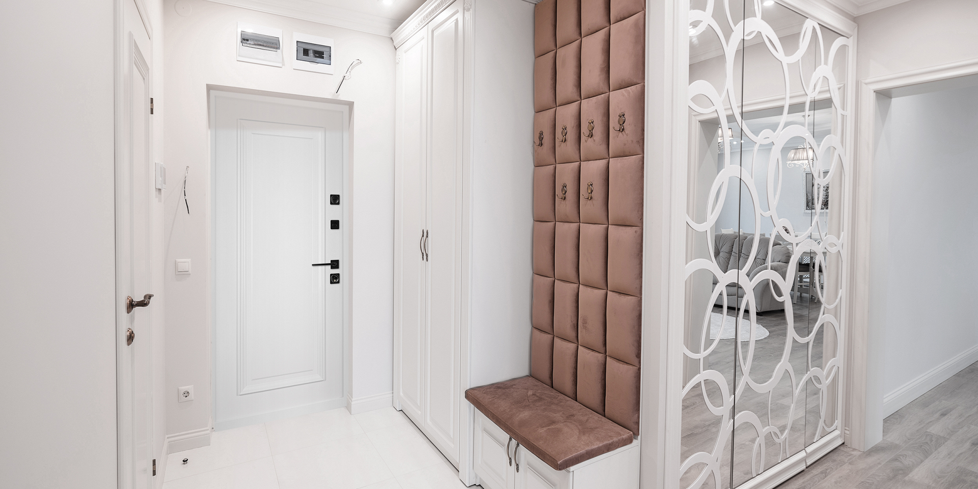 Яркая входная дверь с отделкой Oak Panel