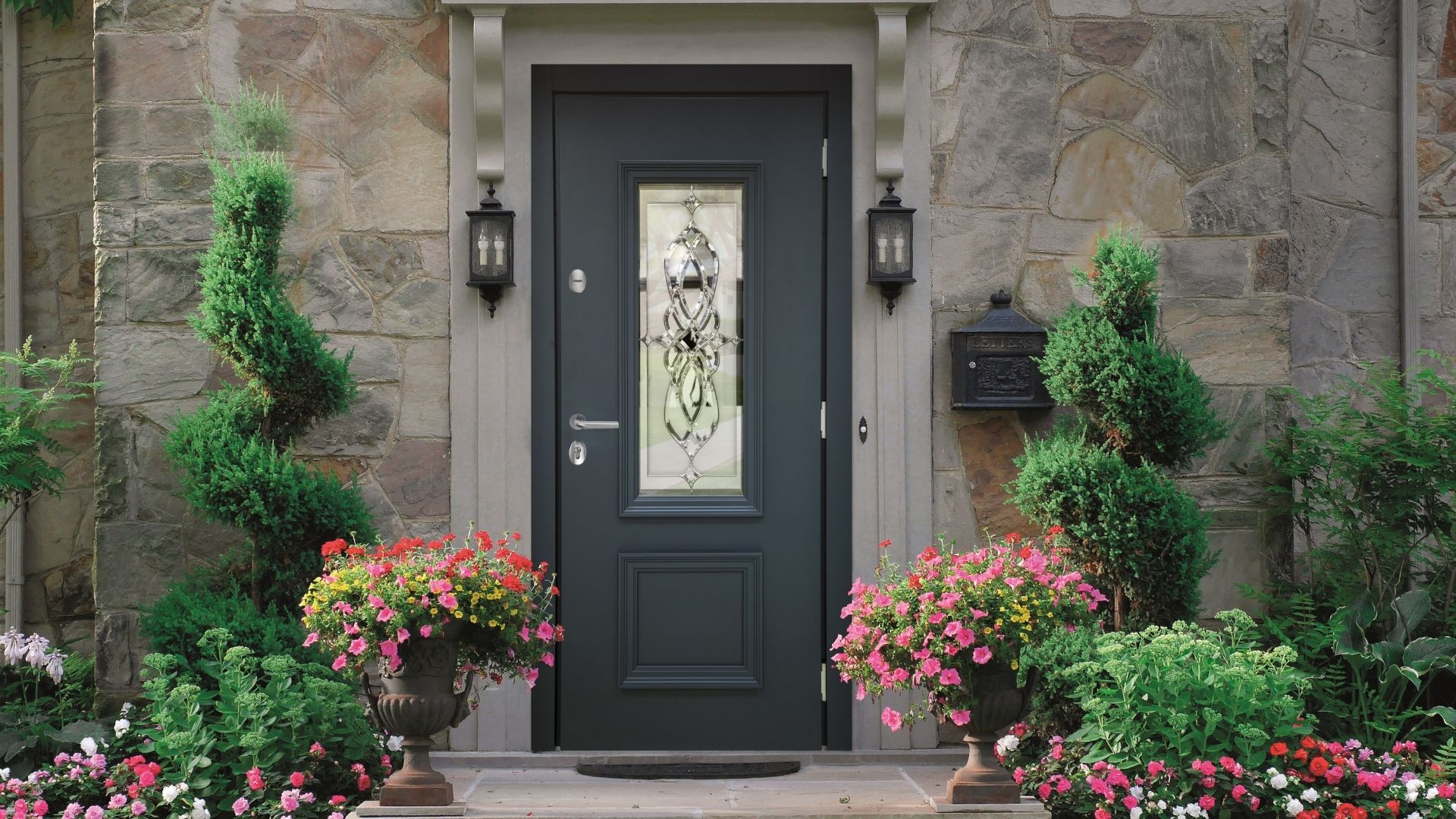 Теплая входная дверь «Алерт» с витражом Серии Хаски