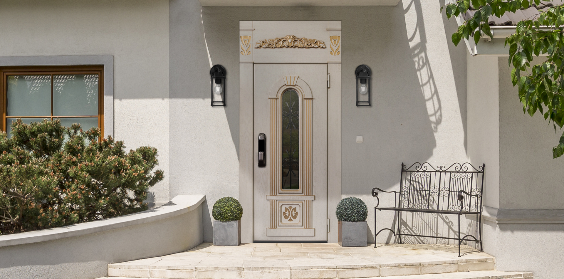 Классическая входная дверь с фрамугой