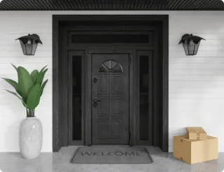 Входные двери с терморазрывом с арочным стеклом, темной фурнитурой и фонарями на белом фоне.