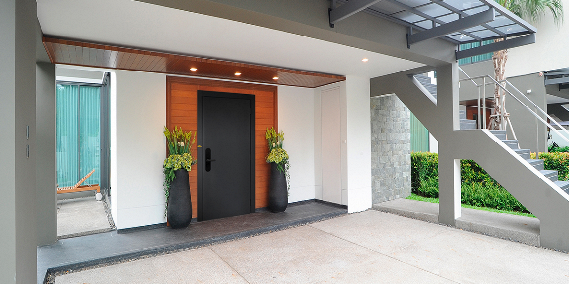 Серая дверь с умным замком