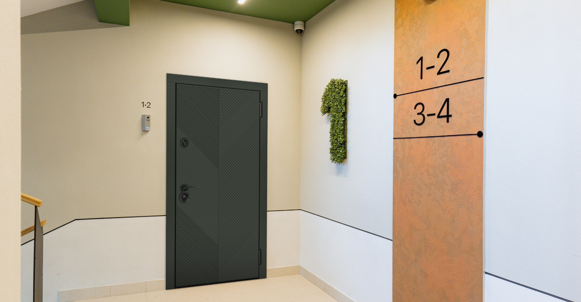 Темная входная дверь в светлом коридоре с номером, указателями и растительным декором.