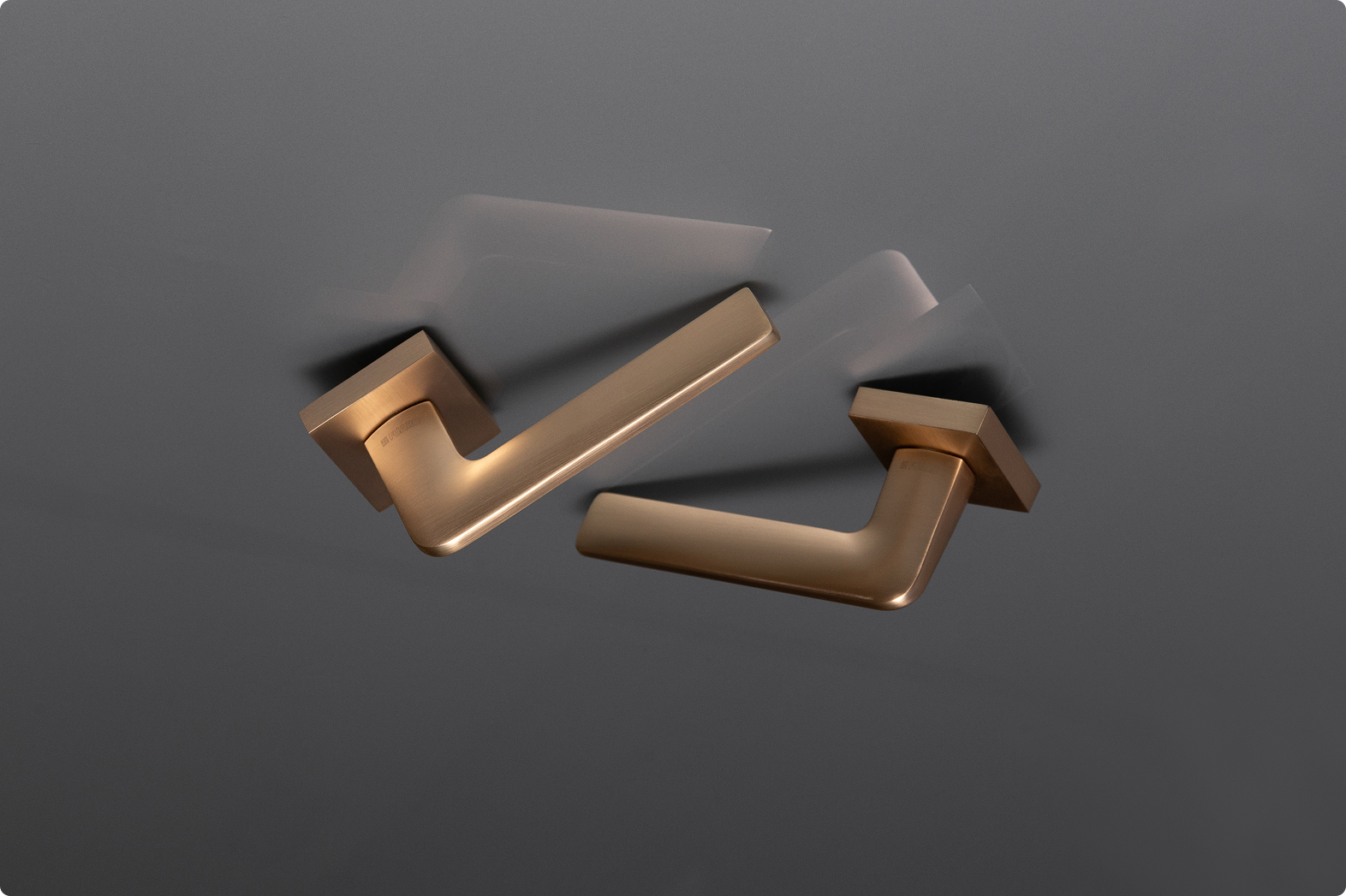 Дверные ручки для металлических дверей в современном дизайне с золотым покрытием.