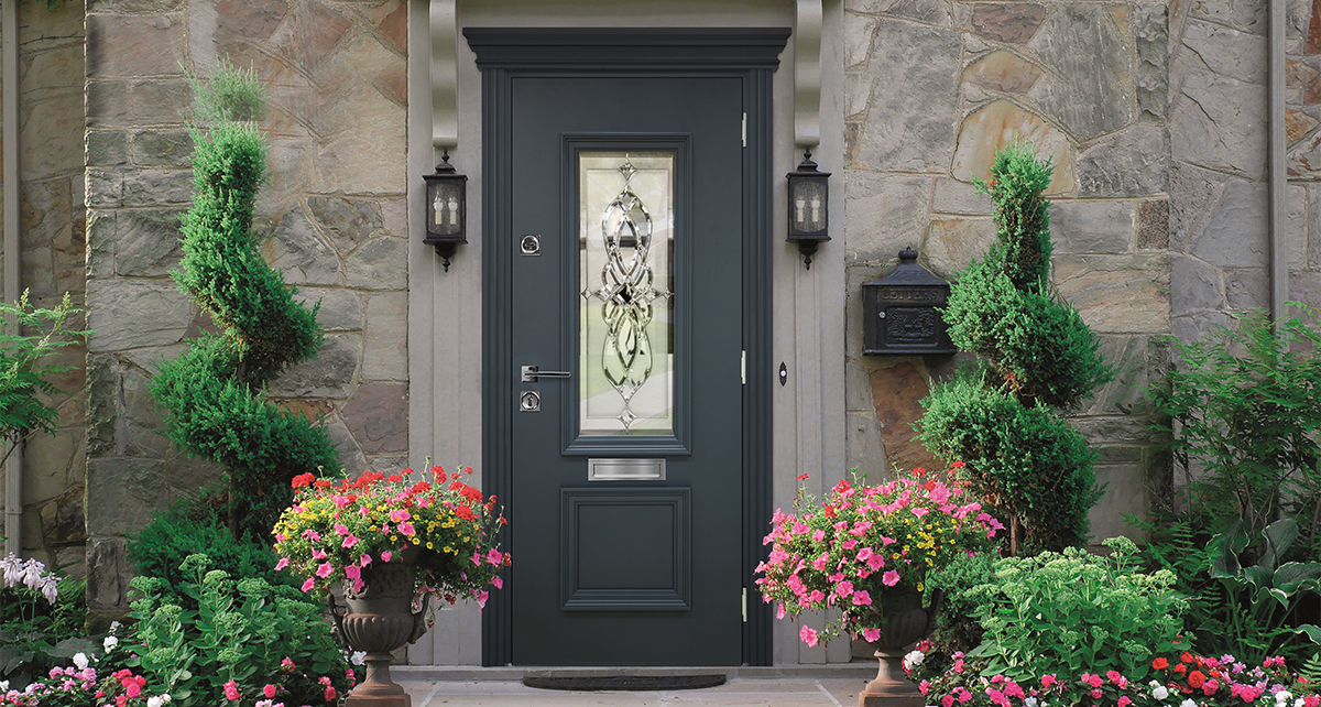 Серая дверь с витражом