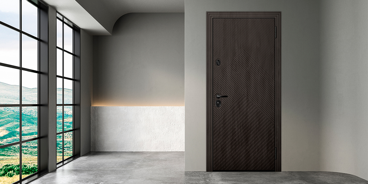 Металлические входные двери для частного дома в темном цвете с геометрической отделкой.
