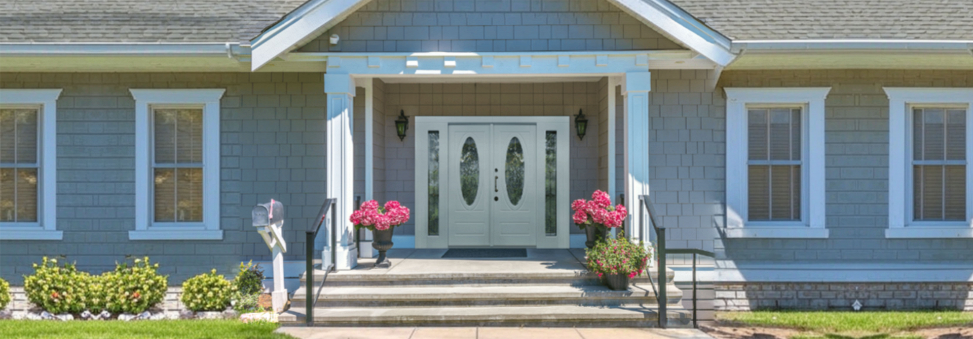 Входные двери по индивидуальному заказу подчёркивают архитектуру дома с цветочным декором.