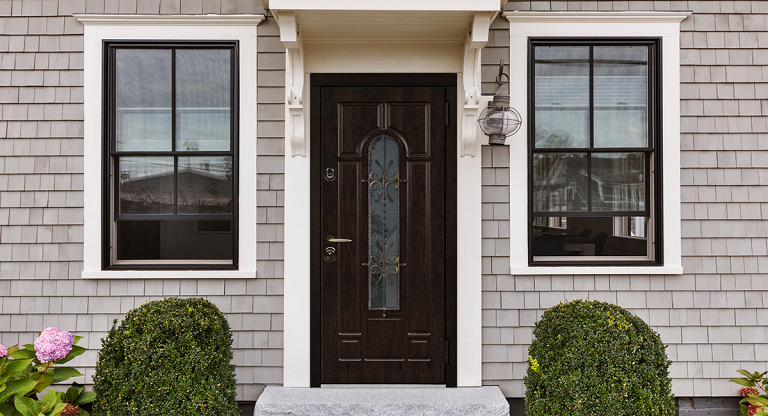 Входная дверь в дом с окном и кованой решеткой | Модель «Арабелла» — Стальная линия