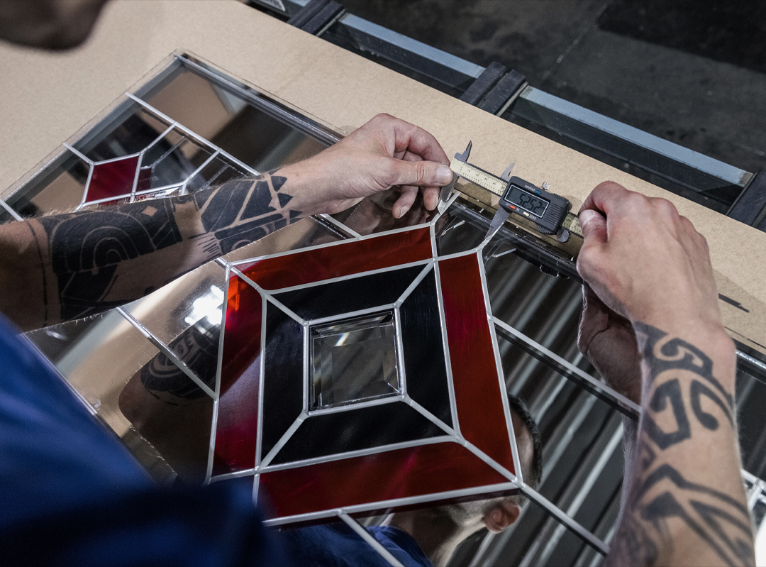 Витражи ручной работы с геометрическим узором для установки на входную дверь.