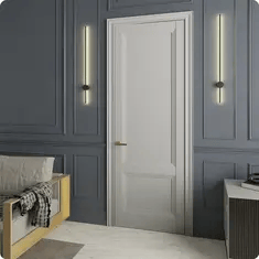 Белые межкомнатные двери с лаконичным дизайном в современном интерьере со светильниками по бокам.