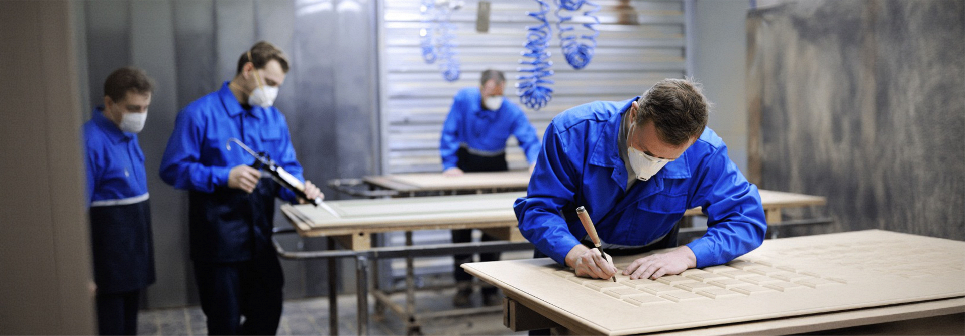 Производство входных дверей — сборка панелей с соблюдением стандартов качества и безопасности.