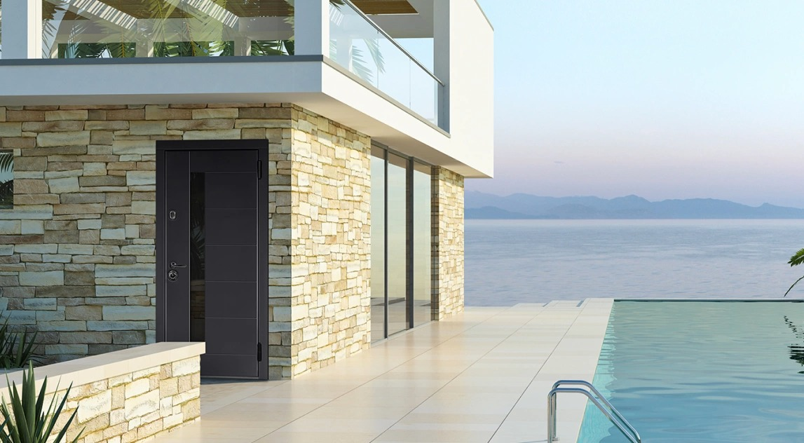 Серая входная дверь в дом