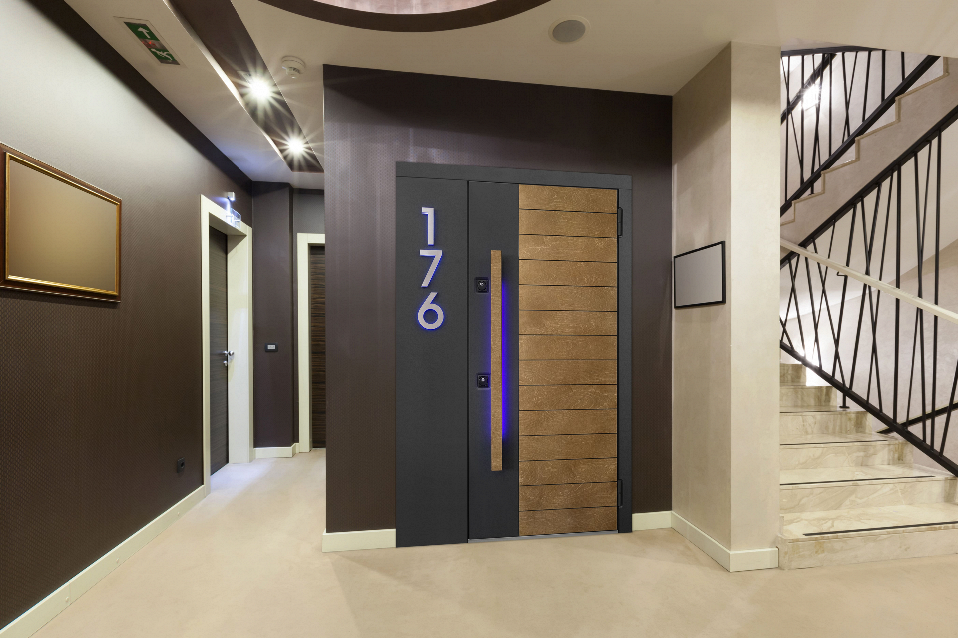 Входная дверь с фальш-панелью — современный дизайн с подсветкой, номером и отделкой под дерево.