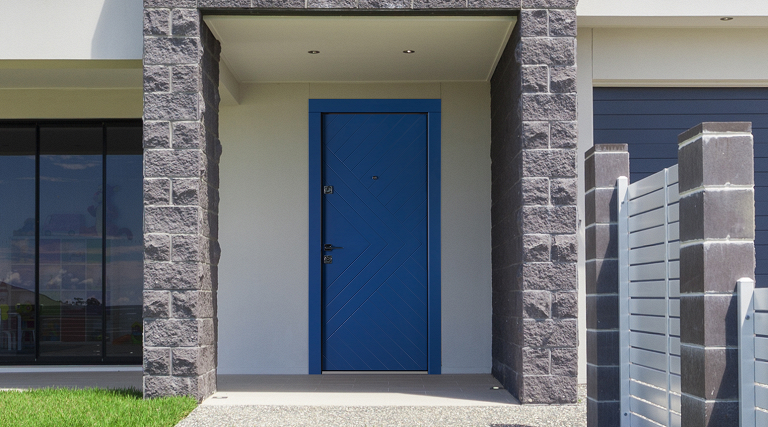 Синяя входная дверь в современном стиле