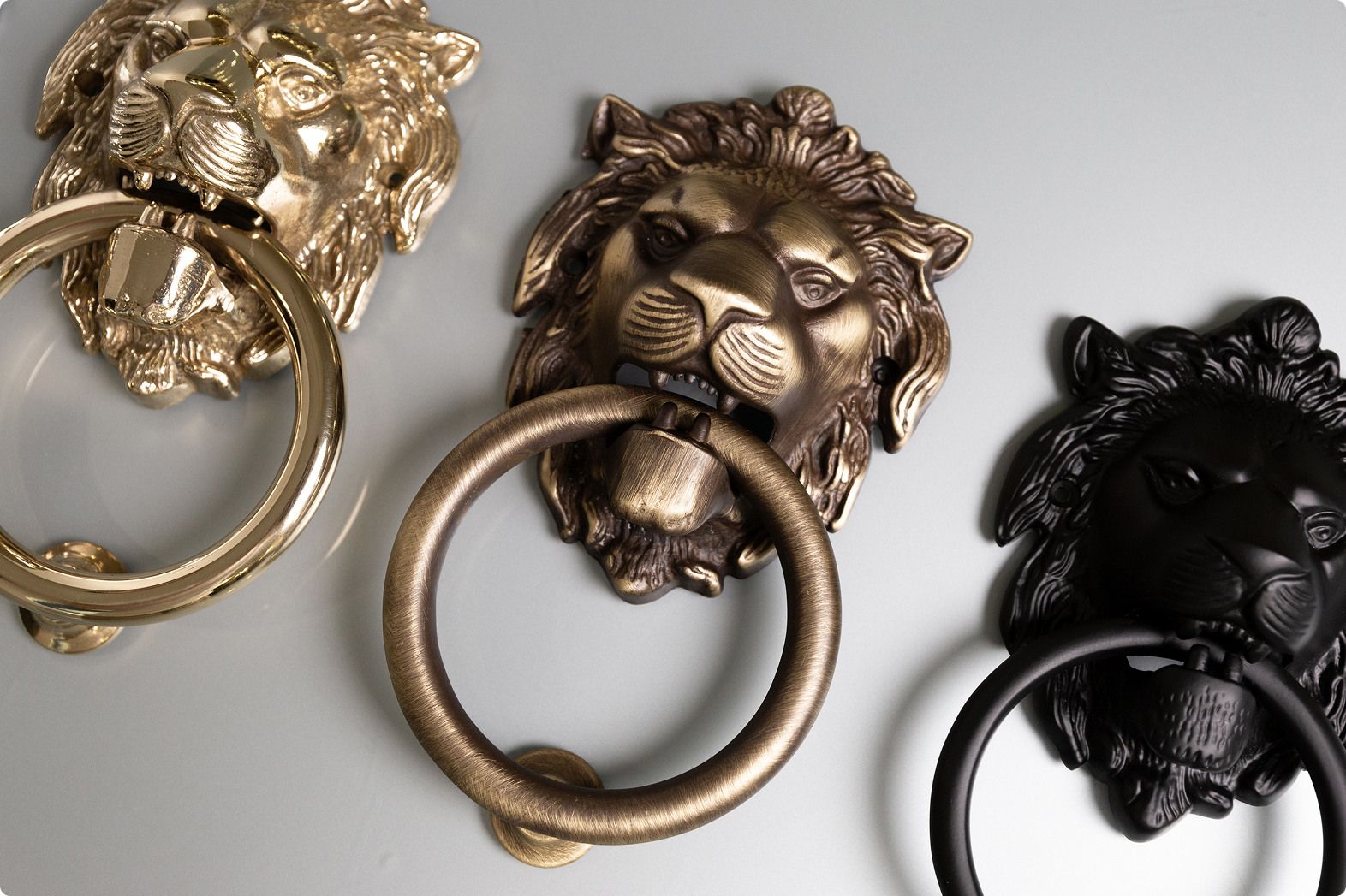 Ручка-стучало для входной двери в виде львиной головы, несколько вариантов отделки.