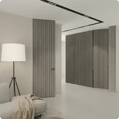 Серые межкомнатные двери с вертикальными линиями и лаконичными ручками на фоне светлой стены.