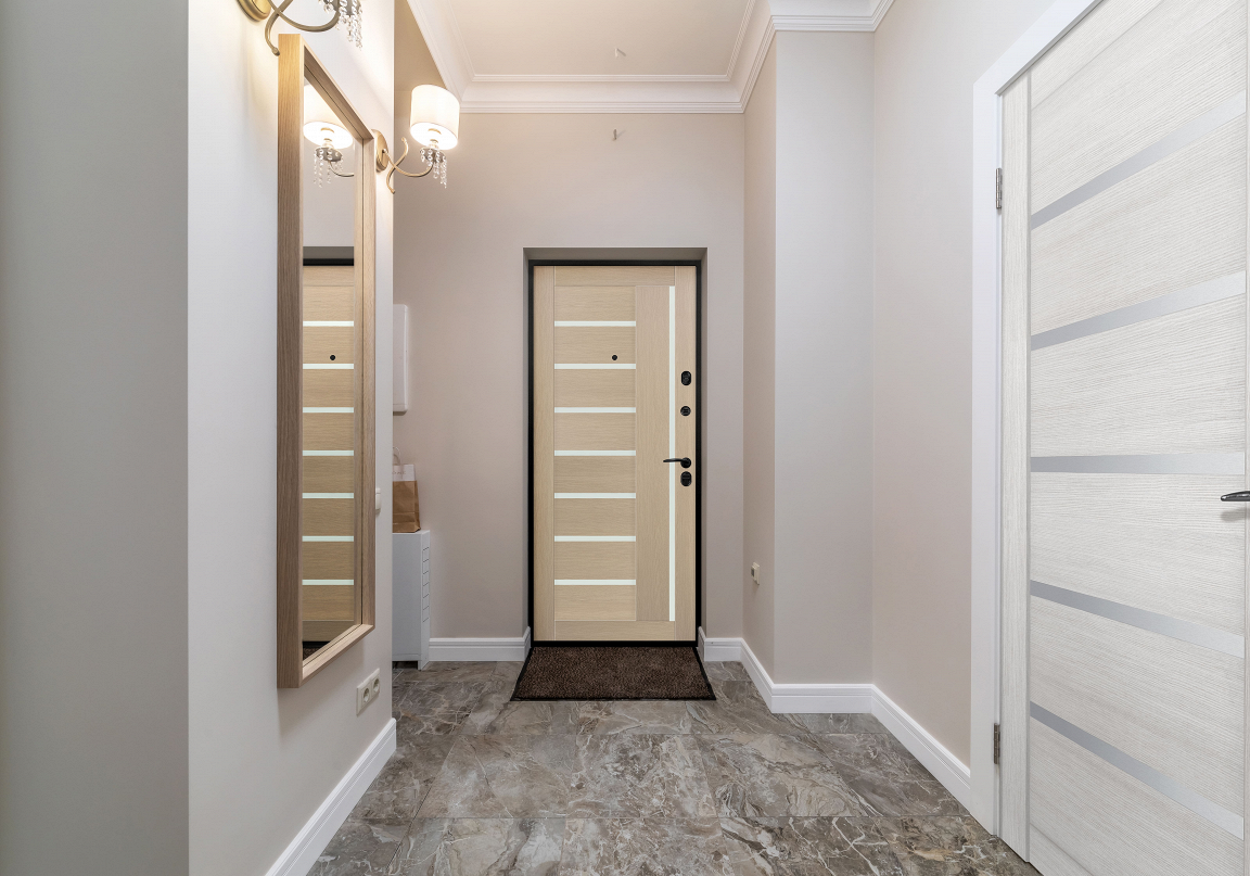 Входная дверь с отделкой под межкомнатную