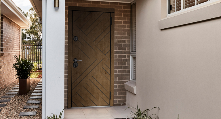 Современная входная дверь в дом с отделкой из дерева | Модель «Ковентри» — Стальная линия