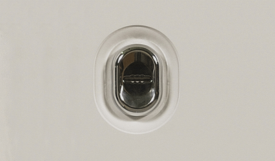 Накладка на сувальдный замок с автоматической шторкой — защита механизма и эстетичный внешний вид.