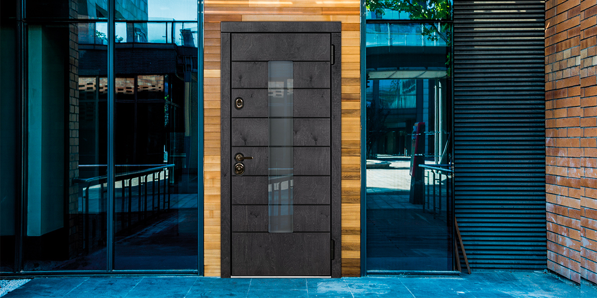 Дверь с отделкой из дерева