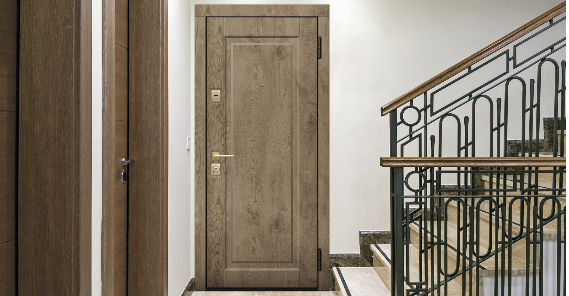Входная дверь с отделкой под дерево и золотистой фурнитурой в общем коридоре с белыми стенами.