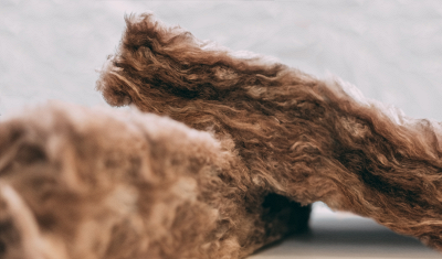 Утеплитель для входной двери из плотного волокна обеспечивает теплоизоляцию и защиту от холода.