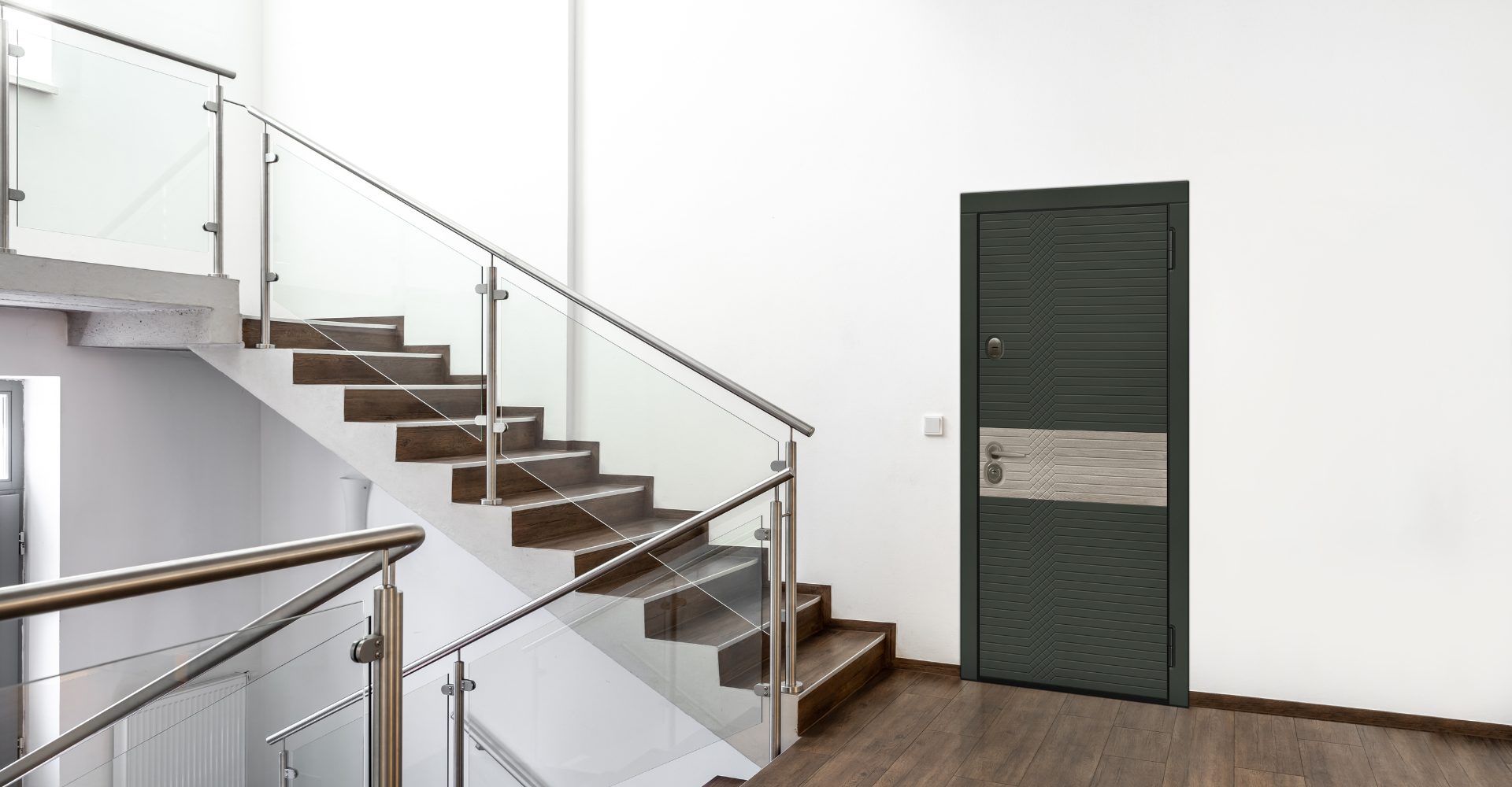 Входная дверь в квартиру с горизонтальной вставкой и стильной ручкой в современном интерьере.