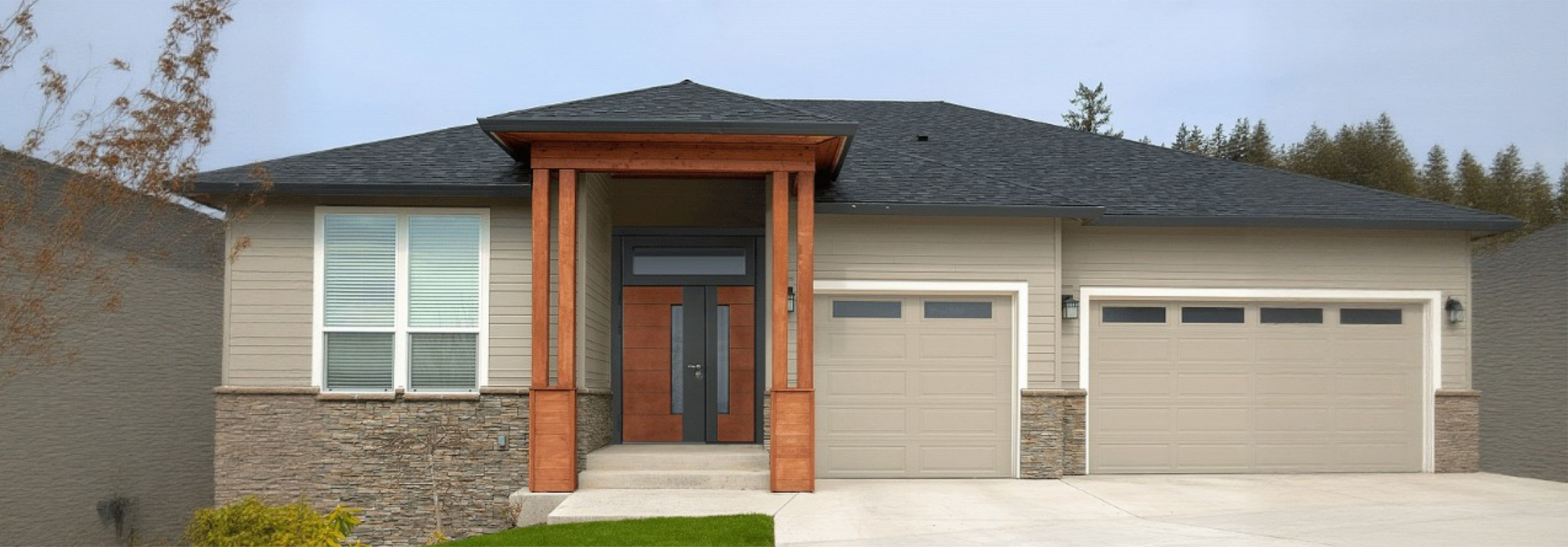 Входные металлические двери на заказ гармонично дополняют современный фасад частного дома.