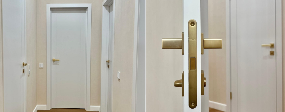 Межкомнатные двери белые с современными золотыми ручками, в светлом коридоре с тёплым освещением.