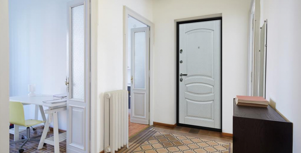 Белые входные двери в классическом интерьере
