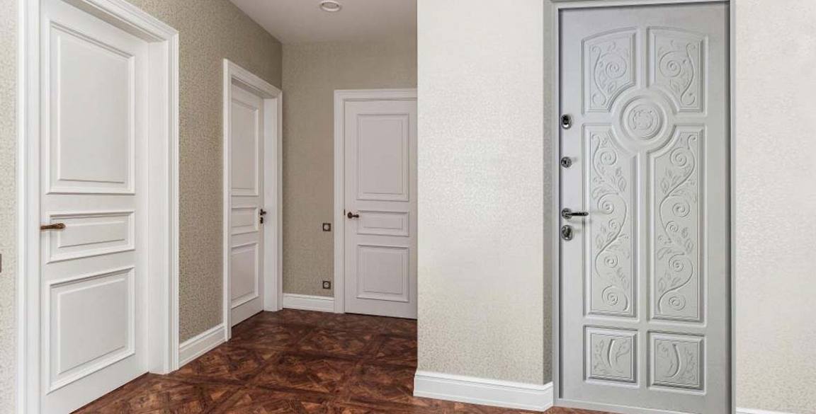Белая входная дверь в интерьере