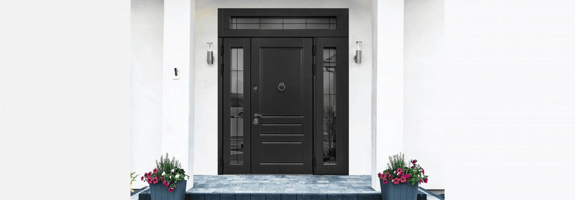 Входные двери на заказ темного цвета, фасад со стеклянными вставками и цветочными акцентами.