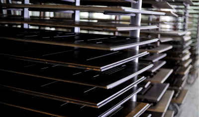 Отделка входной двери с современными материалами, обеспечивающими защиту и эстетичный внешний вид.