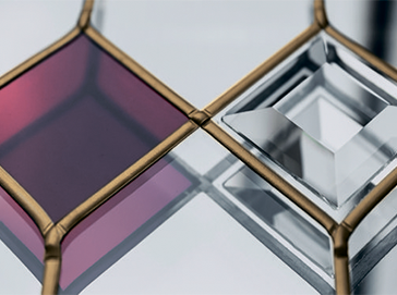 Витражный контур с прозрачным и цветным стеклом, элемент декоративного остекления входной двери.