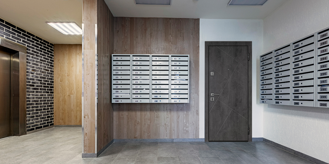 Серая входная дверь