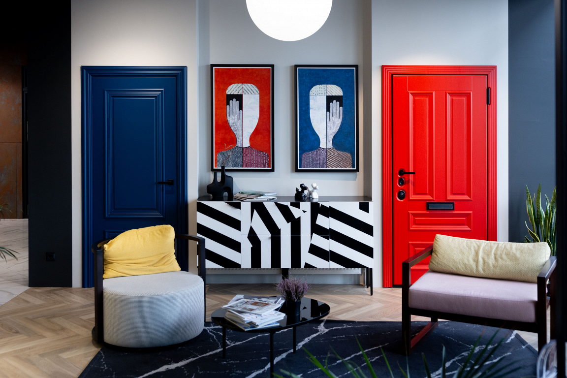 Межкомнатные двери «Стальная Линия» в современном интерьере с ярким декором и паркетным полом.