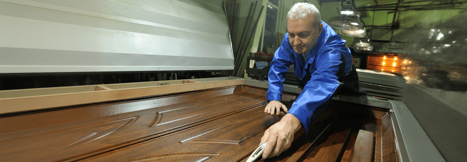 Производство металлических входных дверей — финальный этап с акцентом на дизайн и качество.