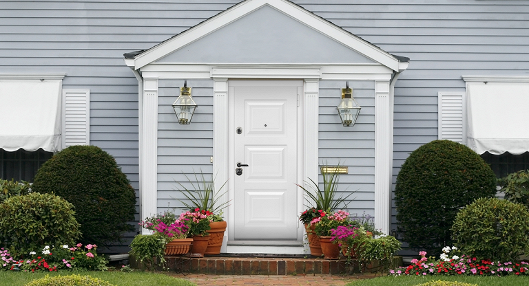 Белая входная дверь в дом с багетами | Модель «Римини» — Стальная линия