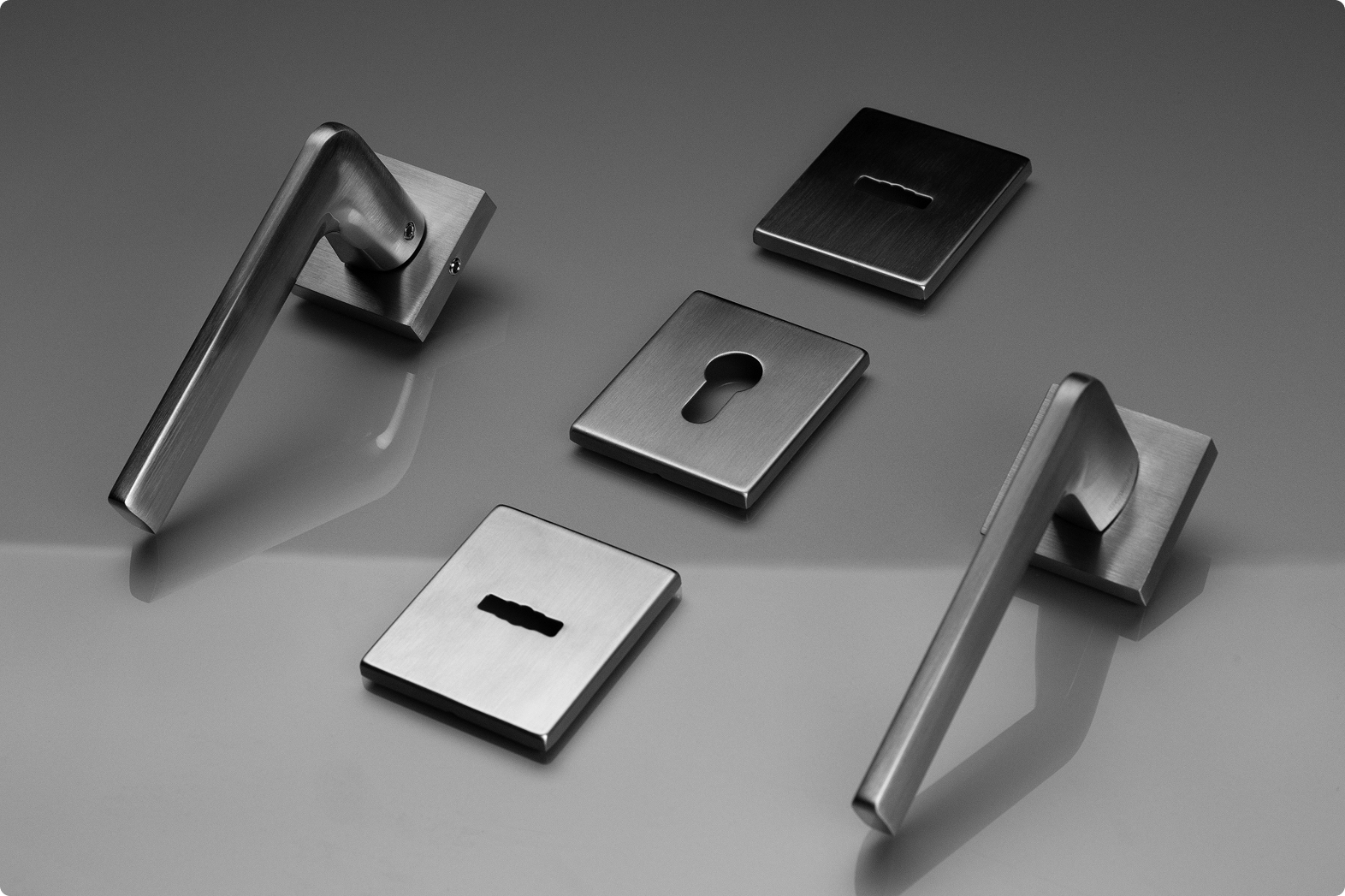 Фурнитура для входных дверей — современные ручки и накладки из матового металла.