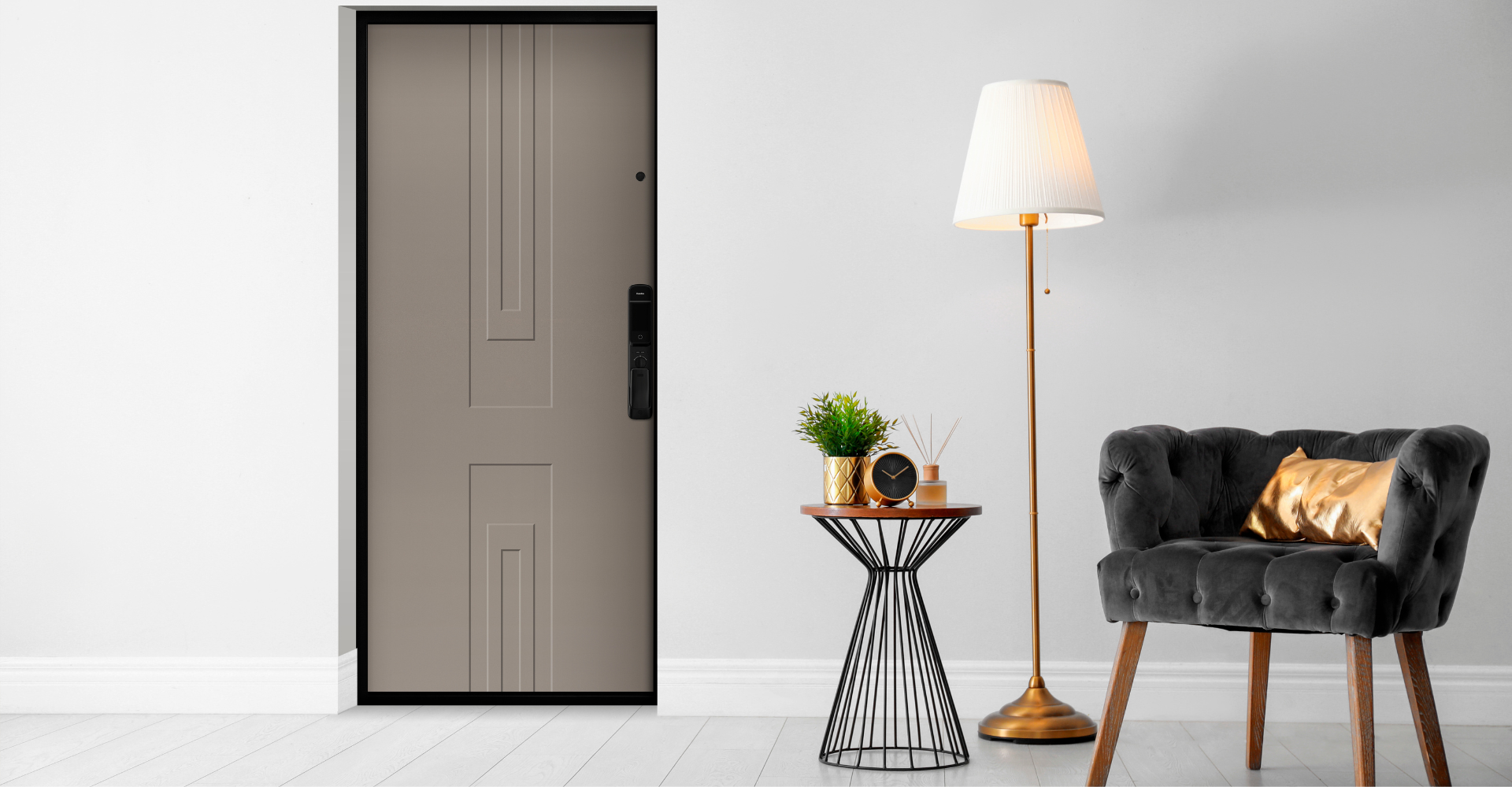 Входная дверь в квартиру светлого цвета в современном интерьере с креслом и декором.