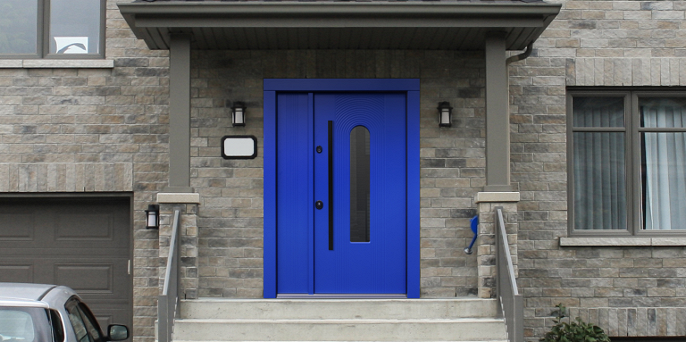 Синяя входная дверь