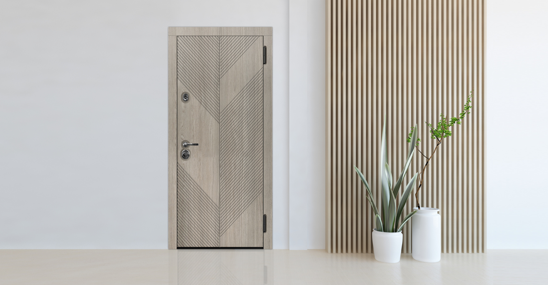 Входная дверь с геометрическим рисунком и растительным декором расположенная в светлом интерьере.