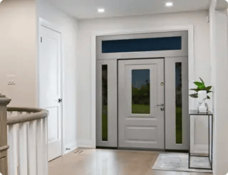 Входные двери со стеклом с центральным окном и вертикальными вставками в белом интерьере.